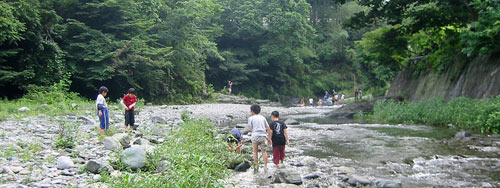 河川で遊ぶ子どもたちの写真