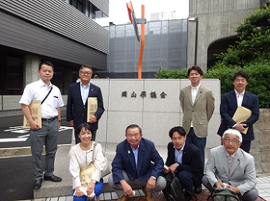 岡山県議会での集合写真