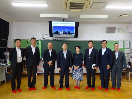 吉岡町立明治小学校での集合写真