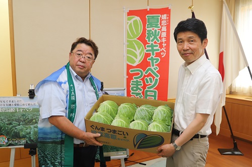 写真：キャベツの贈呈を受ける山本知事