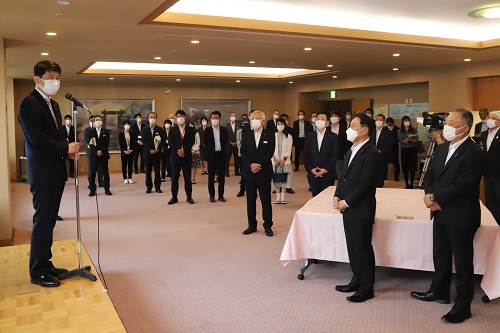 写真:星名議長と井下議長を前に、祝辞を述べる山本知事