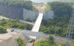 建設中の上信自動車道の写真