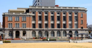群馬県庁や前橋市庁舎が隣接する前橋市中心地域に建つ群馬会館の写真