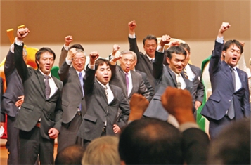 「ググっとぐんま観光宣伝推進協議会総会」(5月16日）で関係者と一致団結する大澤正明知事の写真