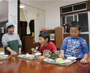 子ども食堂で食事をする子どもたちの写真