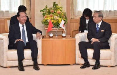 会談に臨むクアン国家主席(左）と大澤知事の画像