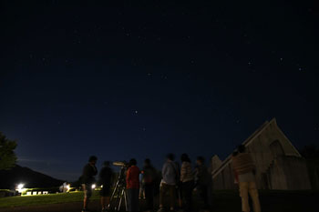県立ぐんま天文台の屋外で星空観察を楽しむ来館者の画像
