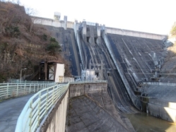 下久保発電所と下久保ダムの画像