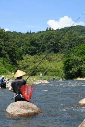 名久田川でアユ釣りを楽しむ人たちの画像