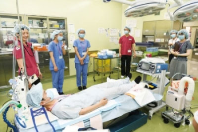 手術室のベットに横になる生徒の画像