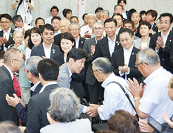 登庁セレモニーで祝福を受ける様子写真