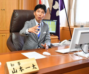 初登庁後、知事室で意気込みを述べる山本知事の画像 初登庁後、知事室で意気込みを述べる山本知事の画像