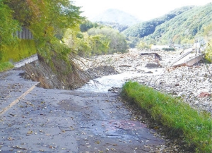 吾妻川に崩落した国道144号の画像
