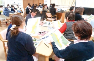 避難確保計画の作成を行う施設の職員と利用者の画像 避難確保計画の作成を行う施設の職員と利用者の画像
