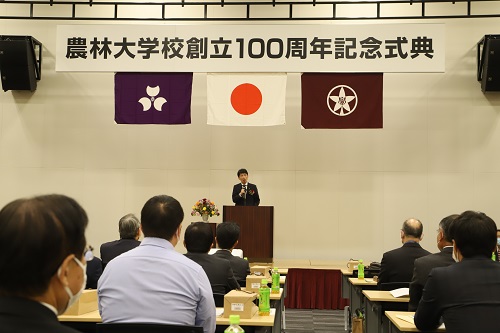 写真：祝辞を述べる山本知事