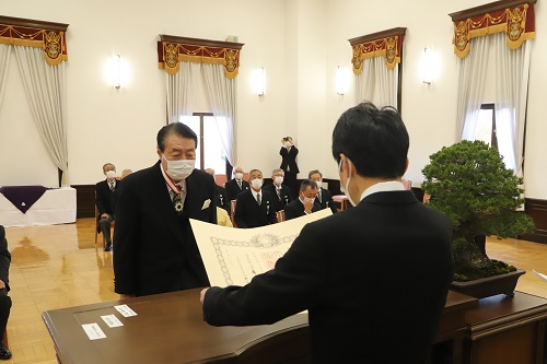 写真:賞状を授与する山本知事