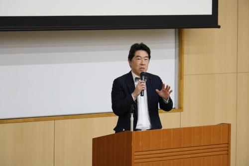 意見交換をする入内島議員画像