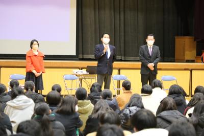 生徒からの質問に答える橋爪洋介議員の写真