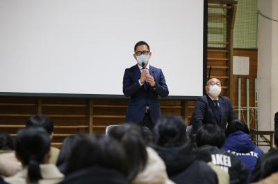 生徒からの質問に答える秋山健太郎議員の写真