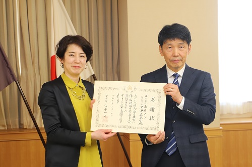 写真：記念撮影する山本知事と（株）東横イン黒田社長