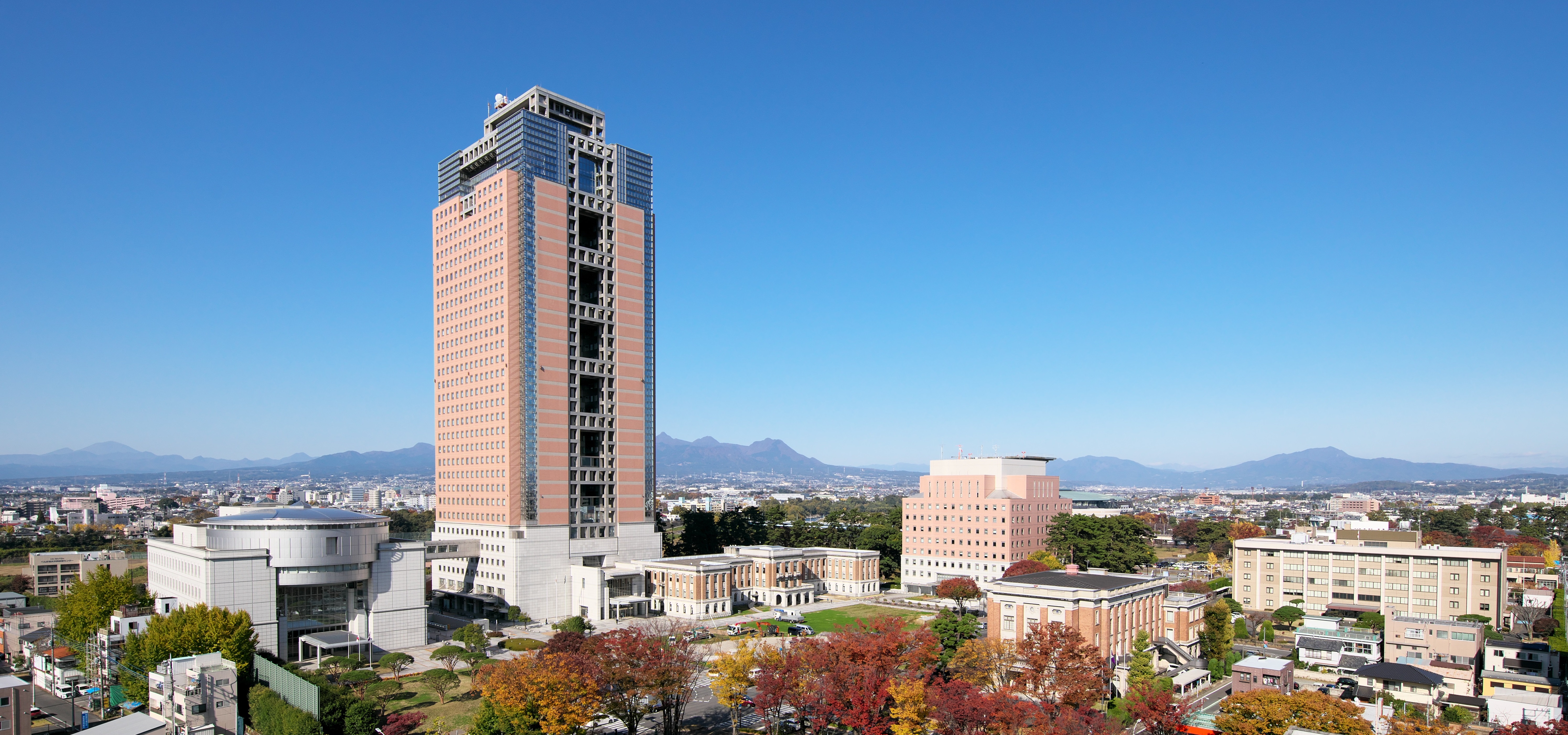 県庁舎と議事堂の画像