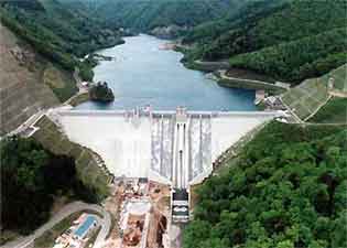 サーチャージ水位の四万川ダムの写真