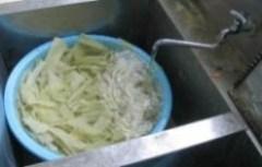 白皮を水にさらす写真 白皮を水にさらす写真