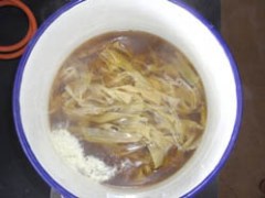 ソーダ灰液で白皮を煮る写真 ソーダ灰液で白皮を煮る写真