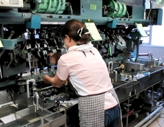 繰糸試験の様子写真 繰糸試験の様子写真