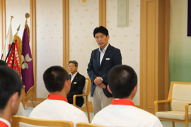写真:激励の言葉を述べる山本知事 写真:激励の言葉を述べる山本知事