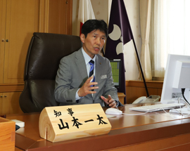 写真:知事室入室の様子 写真:知事室入室の様子