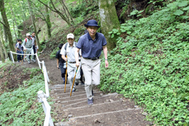 写真：慰霊登山中の山本知事