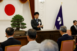 写真1：祝辞を述べる山本知事