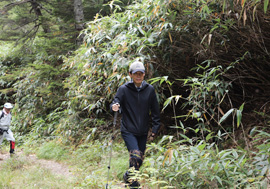 写真2：慰霊登山をする山本知事