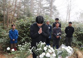 写真：献花する山本知事