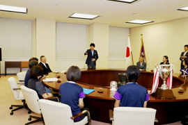 写真：お祝いの言葉を述べる山本知事