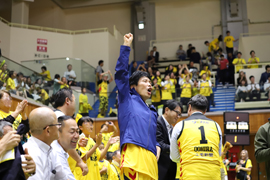 写真：声援をおくる山本知事