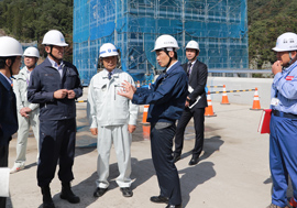 写真：長野原町長等と議論する山本知事