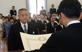 写真2：表彰状を授与する山本知事