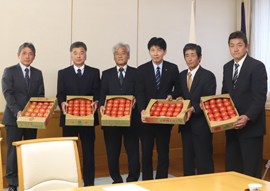 写真：5ＪＡの皆さんと山本知事