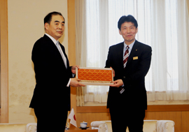 写真：記念品を贈呈する山本知事