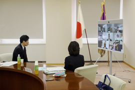 写真：有識者会議の様子