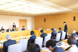 写真8：あいさつをする山本知事