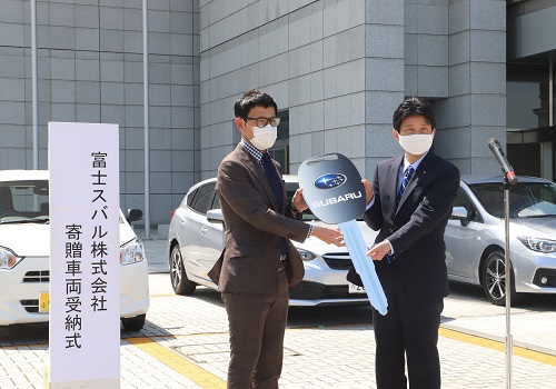 写真：車両の寄贈を受ける山本知事