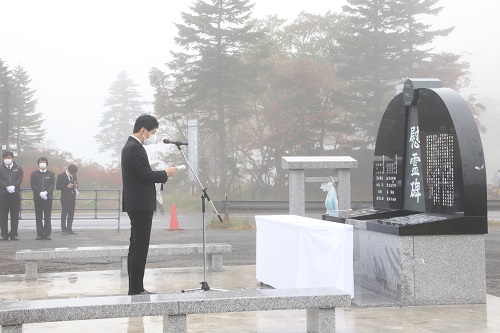 写真：追悼の辞を述べる山本知事