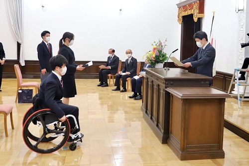 写真：表彰状を授与する山本知事