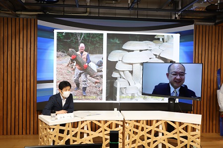 写真：江口学長との対談の様子