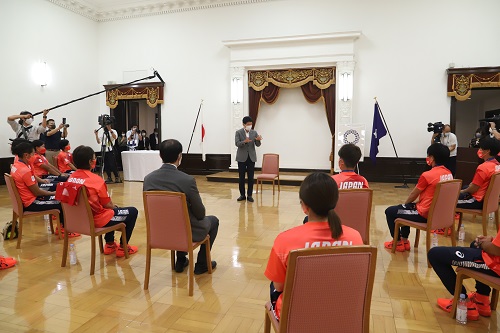 写真：お祝いの言葉を述べる山本知事