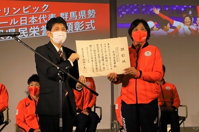 写真：県民栄誉賞を授与する山本知事