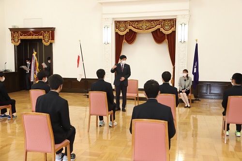 写真：東京農業大学第二高等学校の選手たちに激励の言葉を贈る山本知事